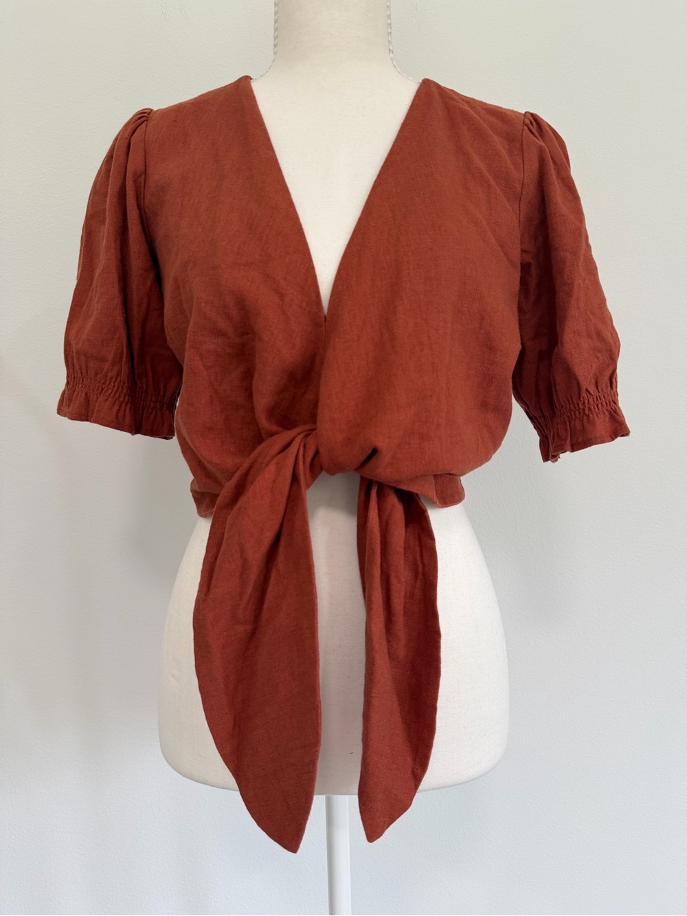 Abercrombie & Fitch Linen Blend Tie-Front Puff Sleeve Cropped Top in Rust
